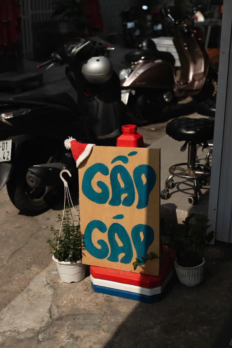 The hand-painted GẤP GÁP sign outside the café